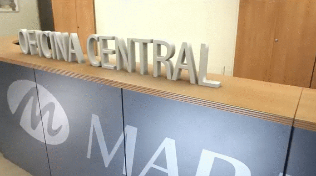 Oficinas de Marea con el logotipo en la pared