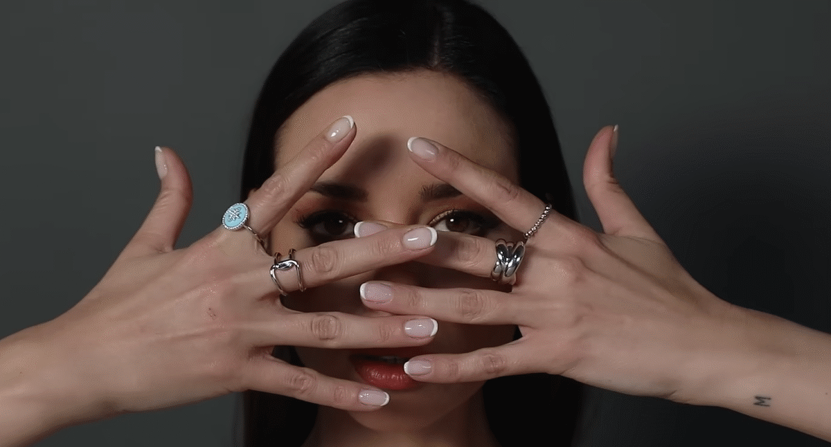 Dafne Fernández con anillos de la colección especial Marea